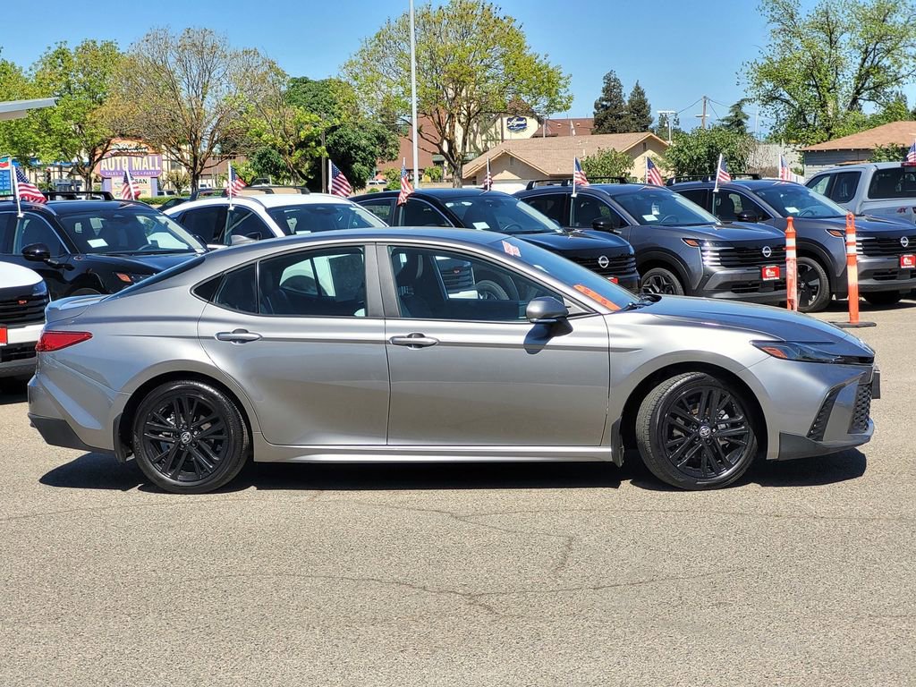 Used 2025 Toyota Camry SE w/ Convenience Package image 4