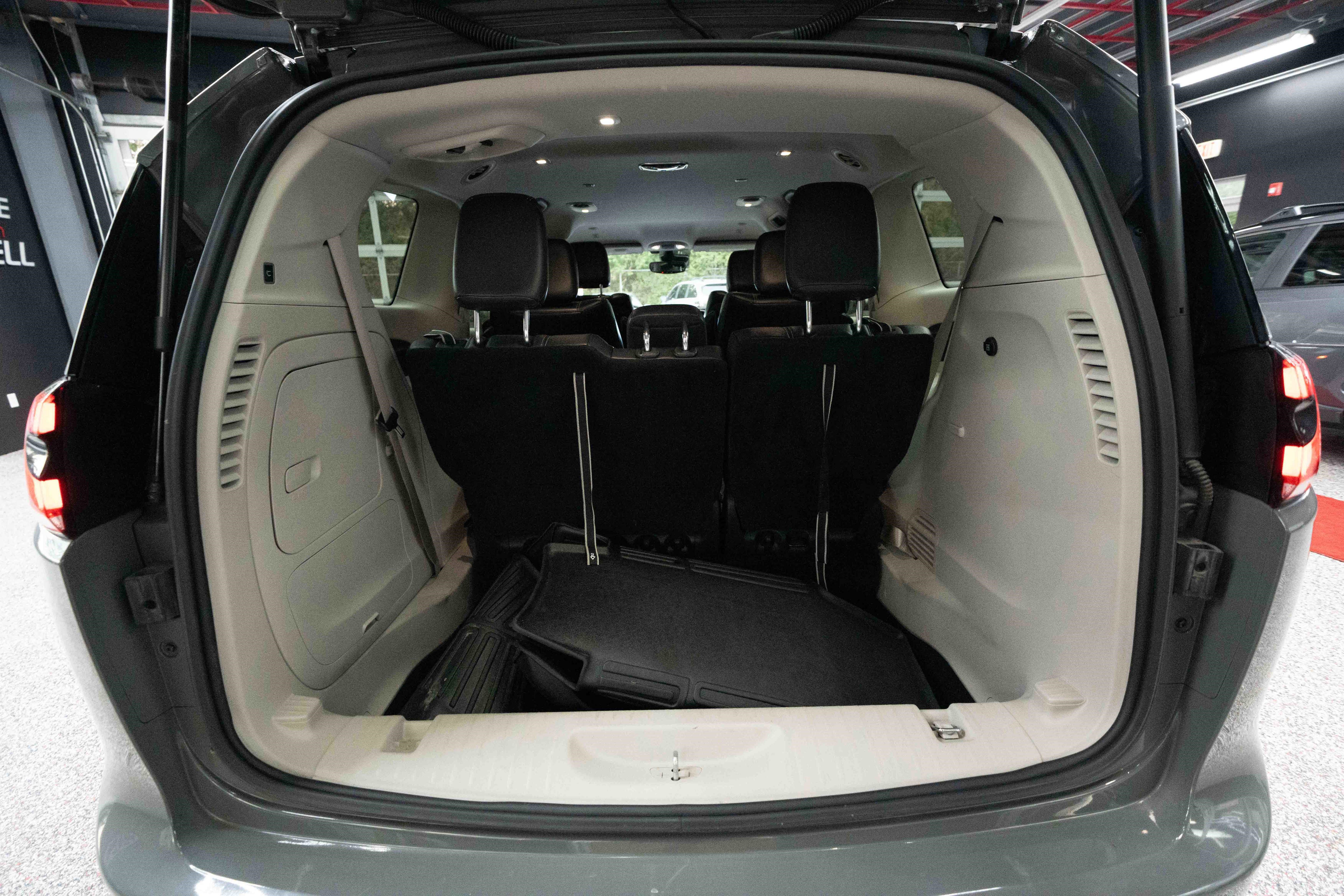 Used 2022 Chrysler Pacifica Touring-L w/ Uconnect Theater Family Group image 28