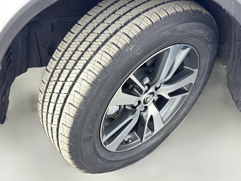 Used 2018 Toyota RAV4 XLE AWD/4WD image 40