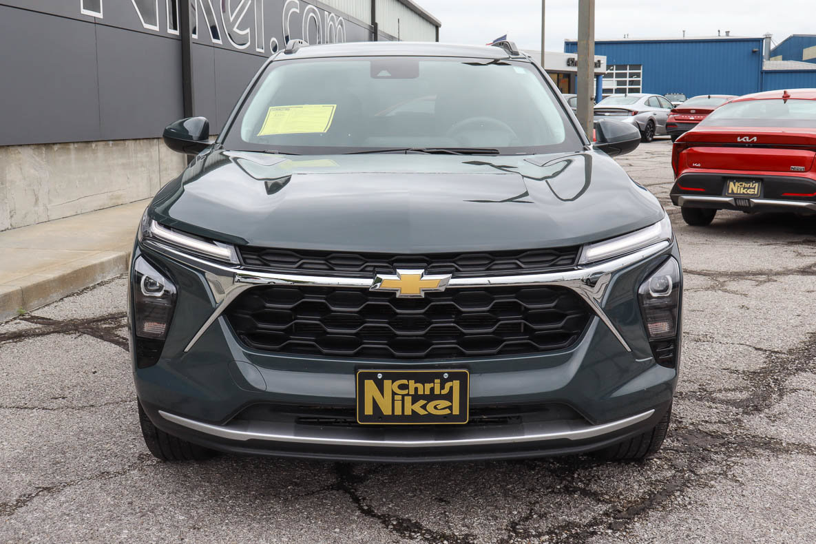 Used 2025 Chevrolet Trax LT FWD image 2