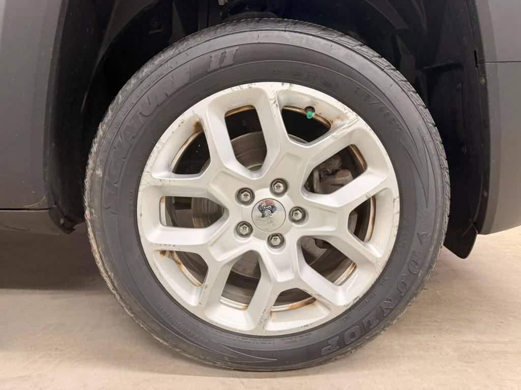 Used 2018 Jeep Renegade Latitude w/ Cold Weather Group AWD/4WD image 17