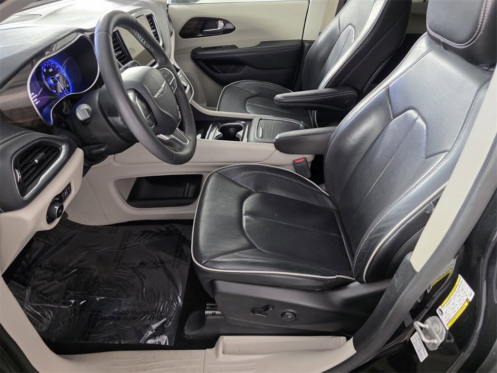 Used 2023 Chrysler Pacifica Limited image 10