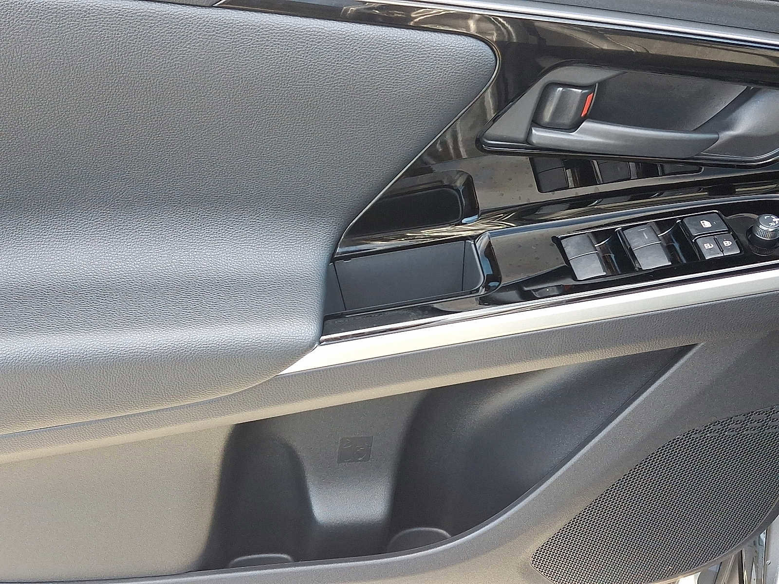 Used 2025 Toyota bZ4X AWD image 15