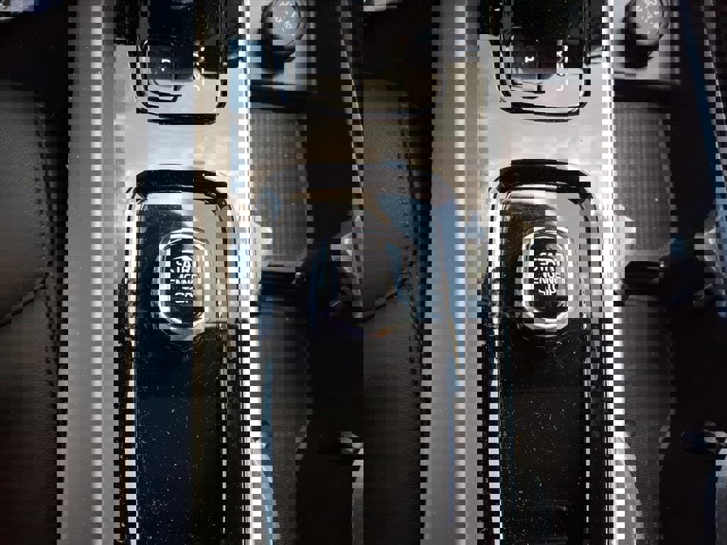 Certified 2025 Volvo XC60 B5 Core image 25