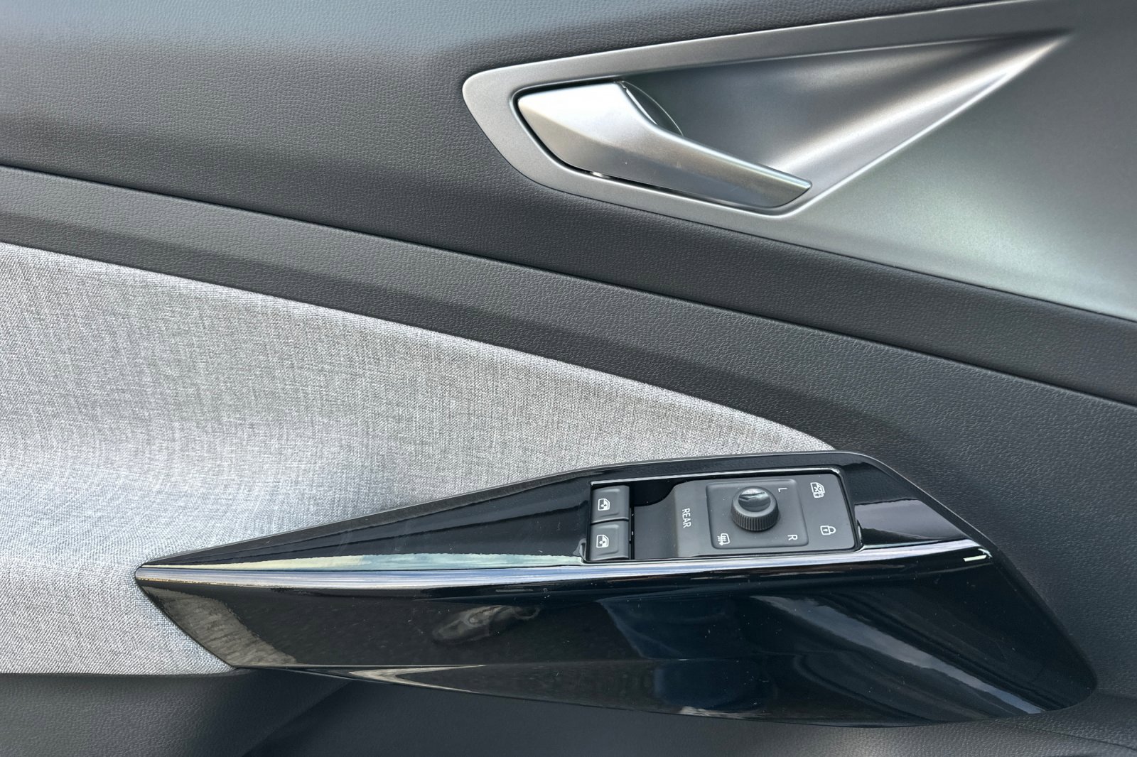 New 2025 Volkswagen ID.4 Pro image 11