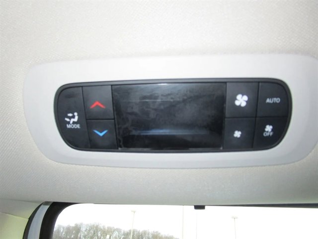 Used 2024 Chrysler Pacifica Touring-L image 17
