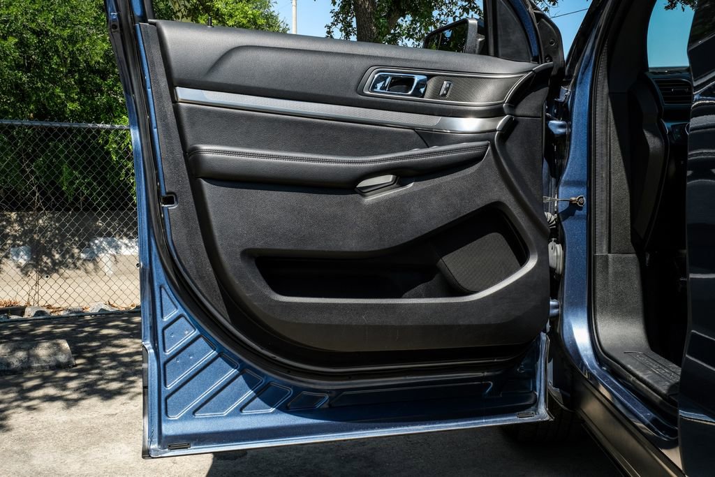 Used 2018 Ford Explorer XLT w/ Equipment Group 202A FWD image 53