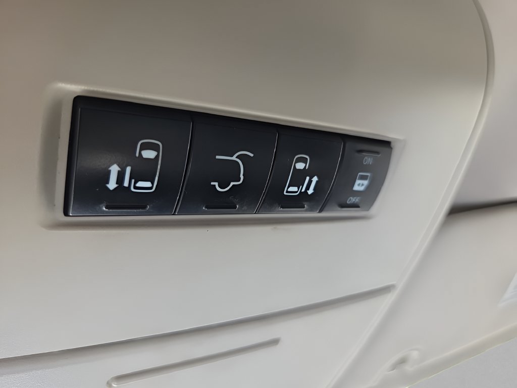Used 2015 Chrysler Town & Country Touring FWD image 13