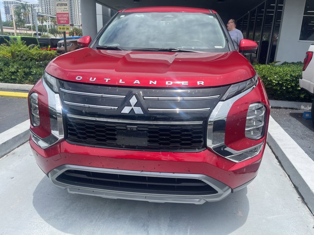 Used 2025 Mitsubishi Outlander SE FWD image 2