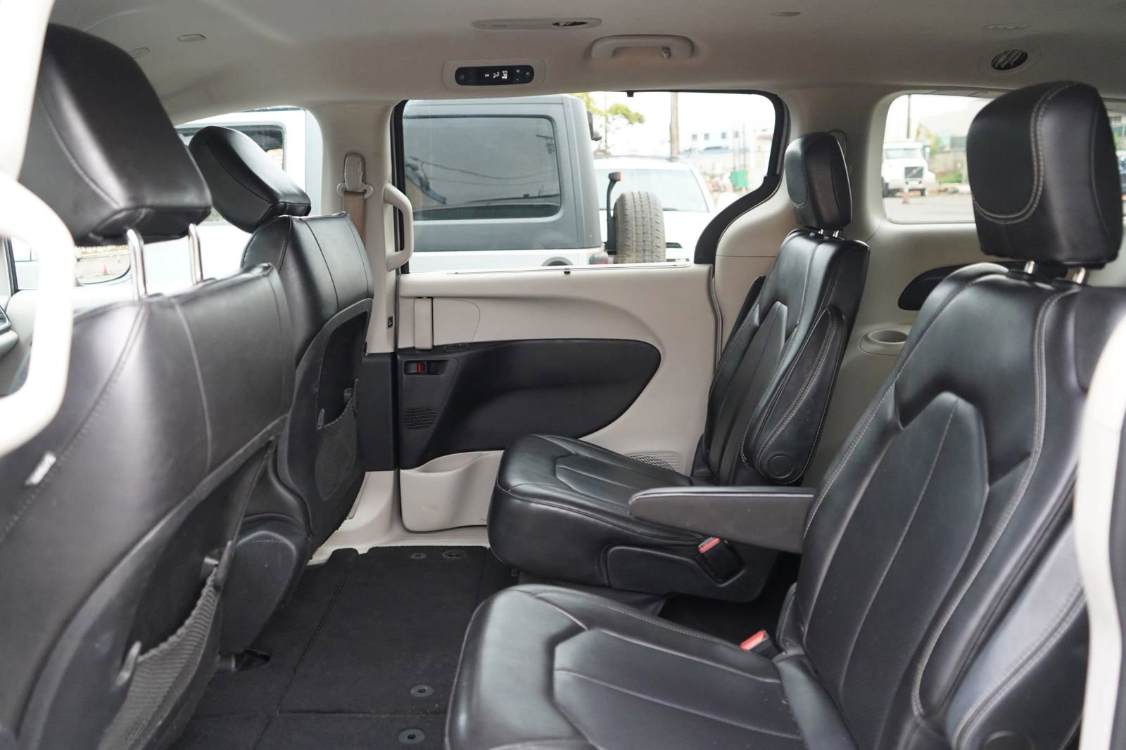 Used 2021 Chrysler Voyager Lxi image 14