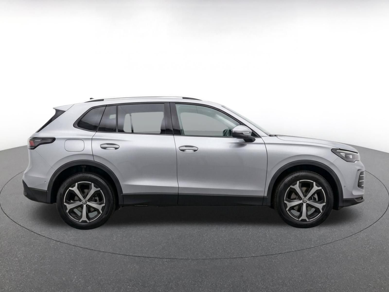 Used 2026 Volkswagen Tiguan SE AWD/4WD image 9
