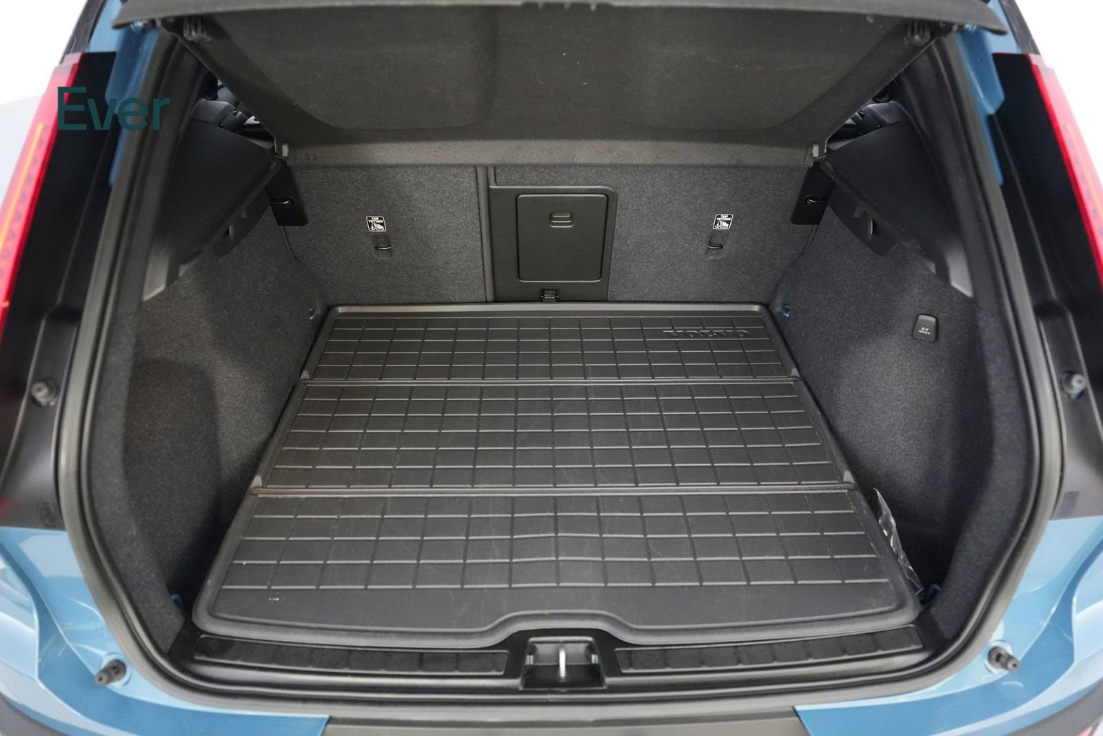 Used 2023 Volvo XC40 Recharge Ultimate w/ Protection Package Premier image 8