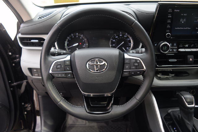 Used 2021 Toyota Highlander XLE FWD image 4