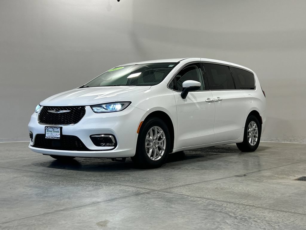 Used 2023 Chrysler Pacifica Touring-L FWD image 2