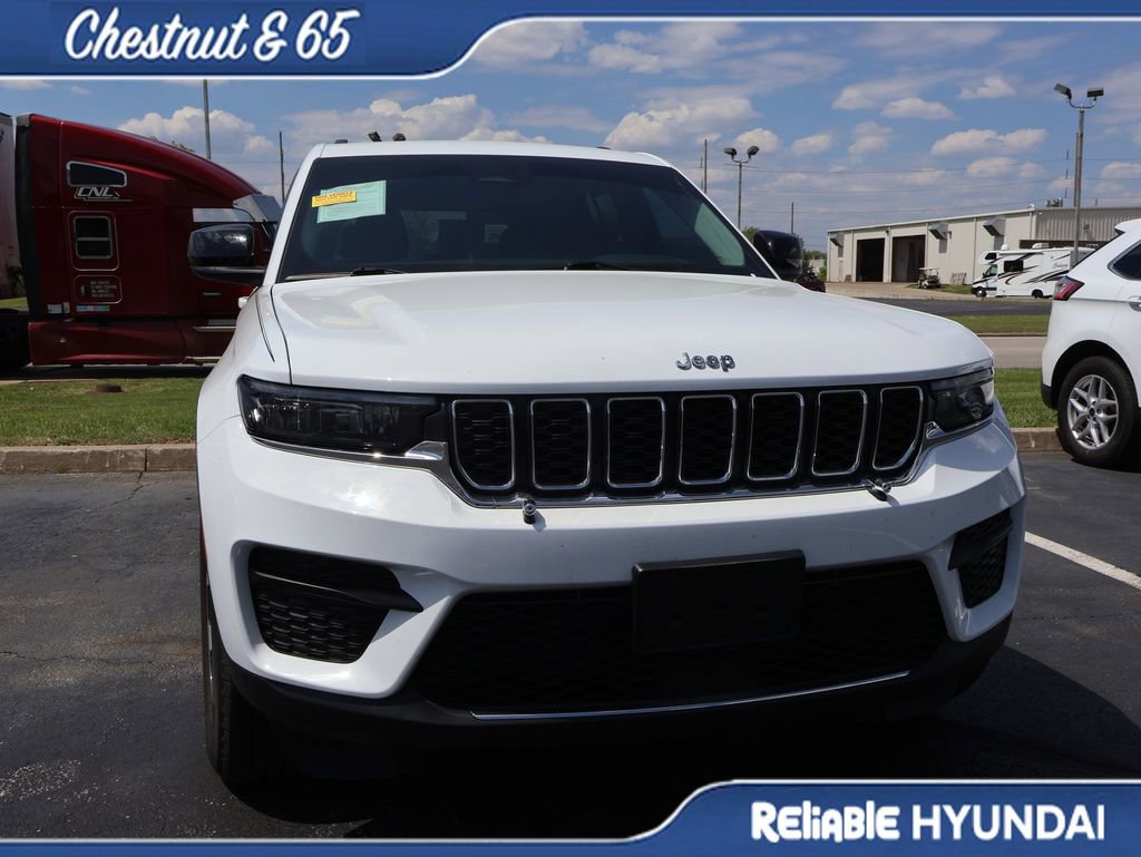 Used 2023 Jeep Grand Cherokee Laredo X image 4