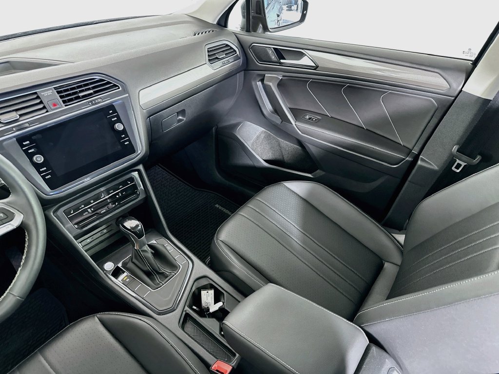 Used 2023 Volkswagen Tiguan SE w/ Panoramic Sunroof Package FWD image 31