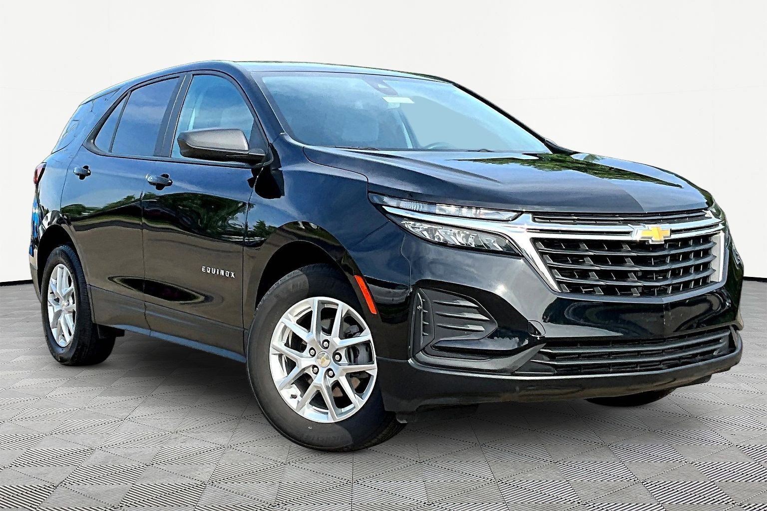 Used 2023 Chevrolet Equinox LS w/ LS Convenience Package FWD image 3