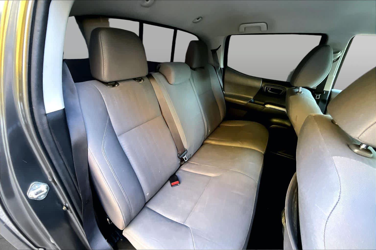 Used 2021 Toyota Camry XLE FWD image 19
