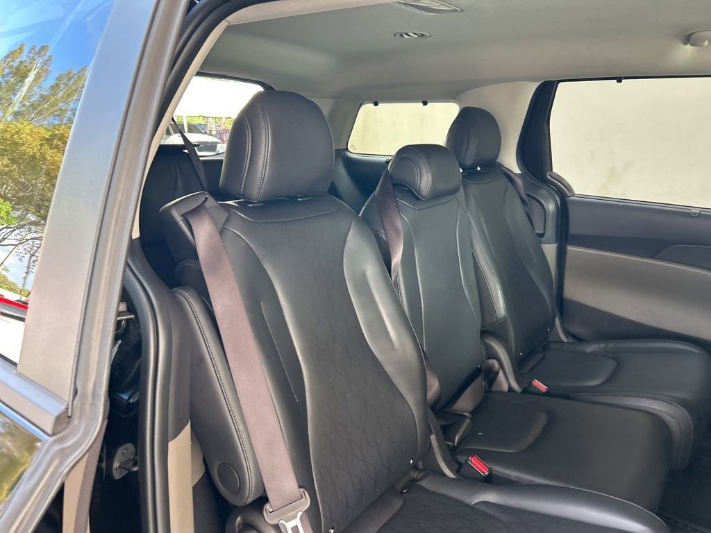Used 2025 Kia Carnival EX image 34