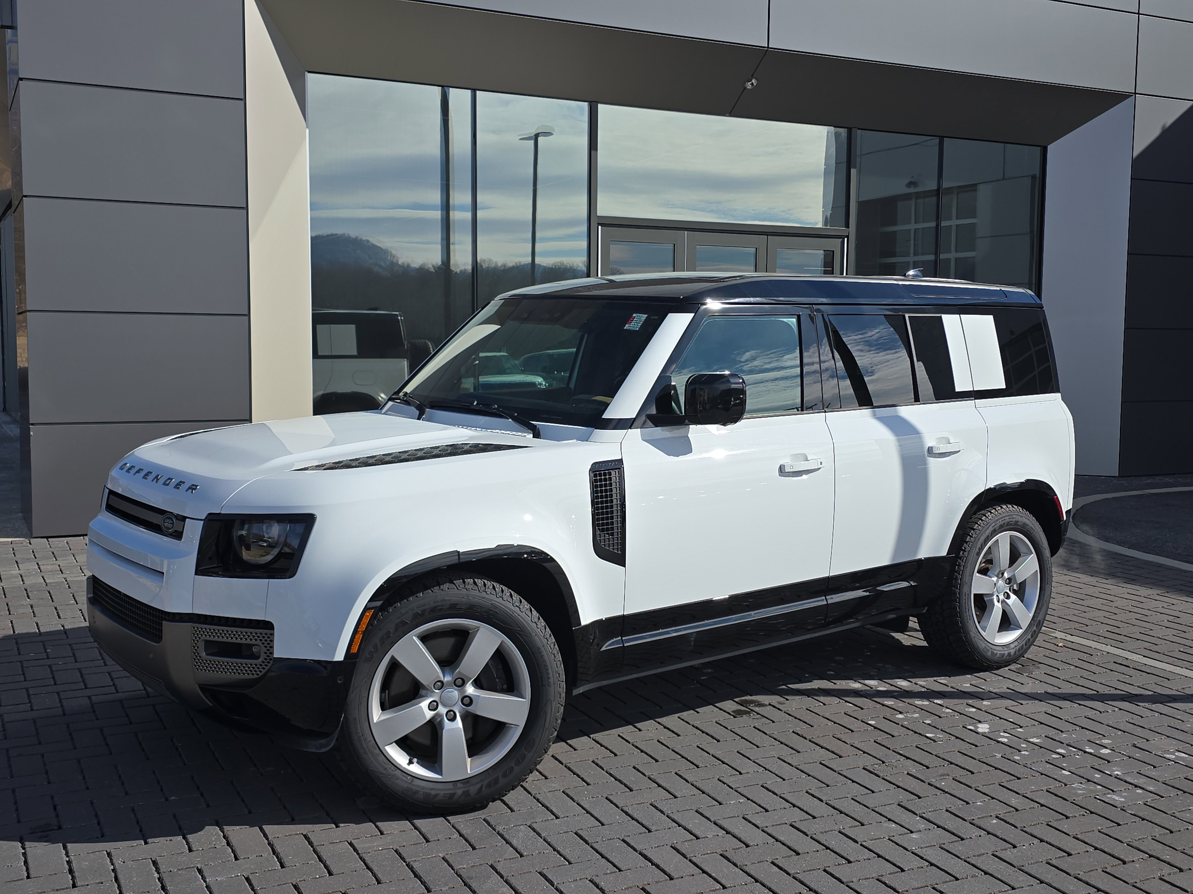 Used 2025 Land Rover Defender 110 X-Dynamic SE AWD/4WD image 1