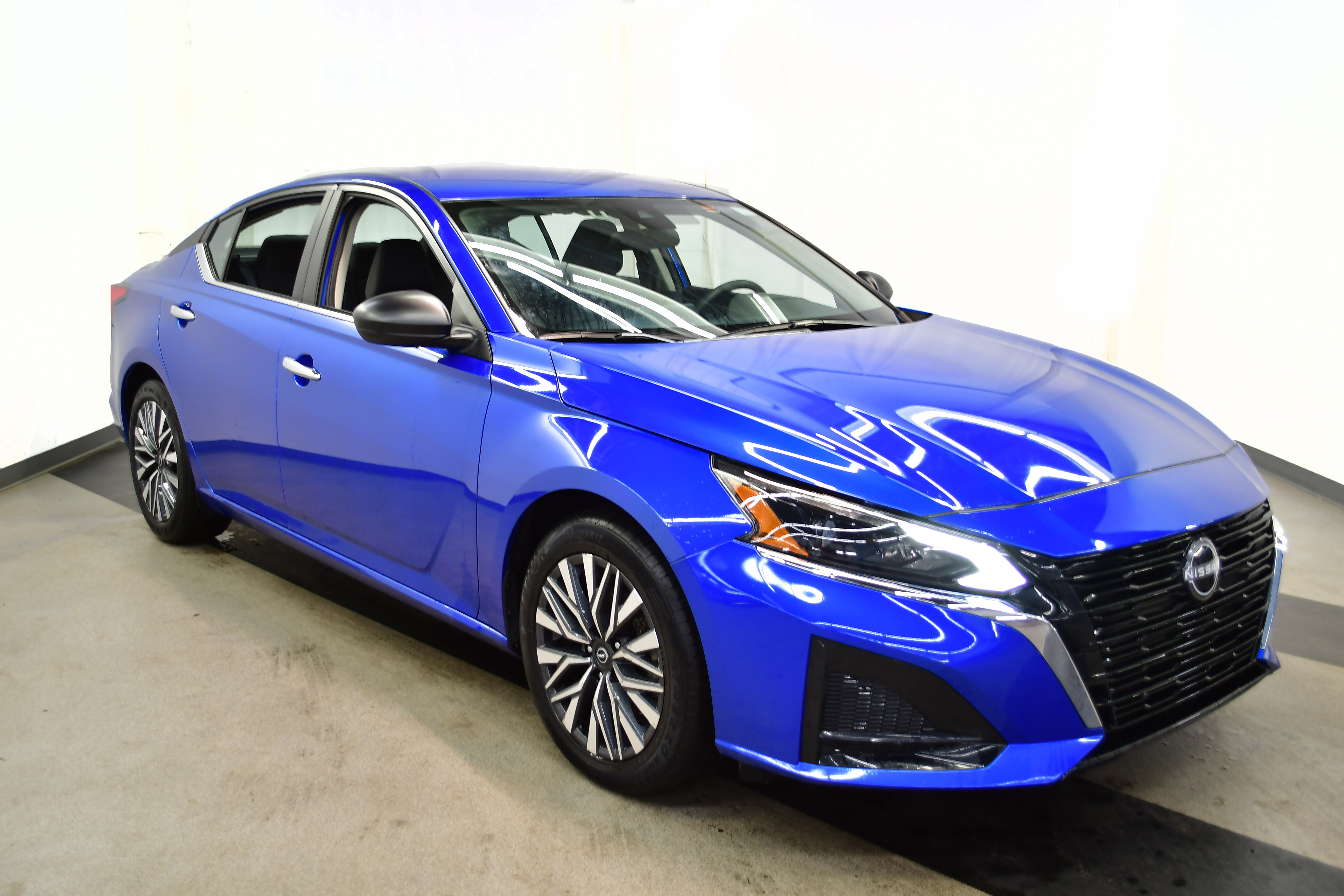 Used 2025 Nissan Altima 2.5 SV image 2