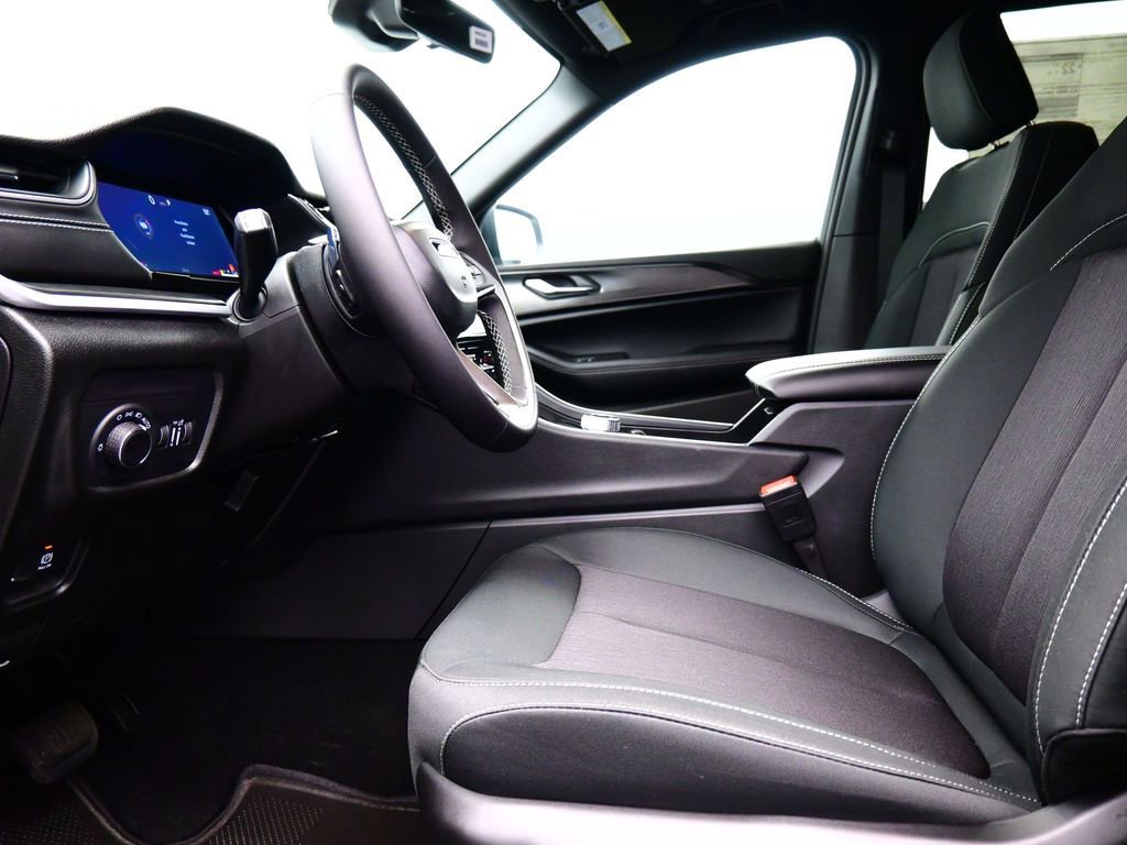 New 2025 Jeep Grand Cherokee Laredo X image 13