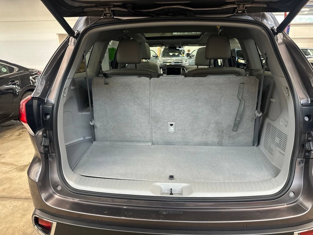 Used 2019 Toyota Highlander Limited Platinum w/ Carpet Mat Package (TMS) AWD/4WD image 33