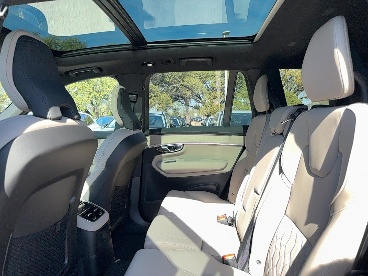 New 2026 Volvo XC90 T8 Plus w/ Protection Package Premier AWD/4WD image 15