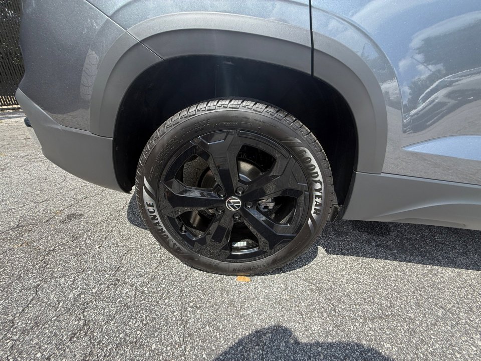 New 2025 Volkswagen Taos SEL image 23