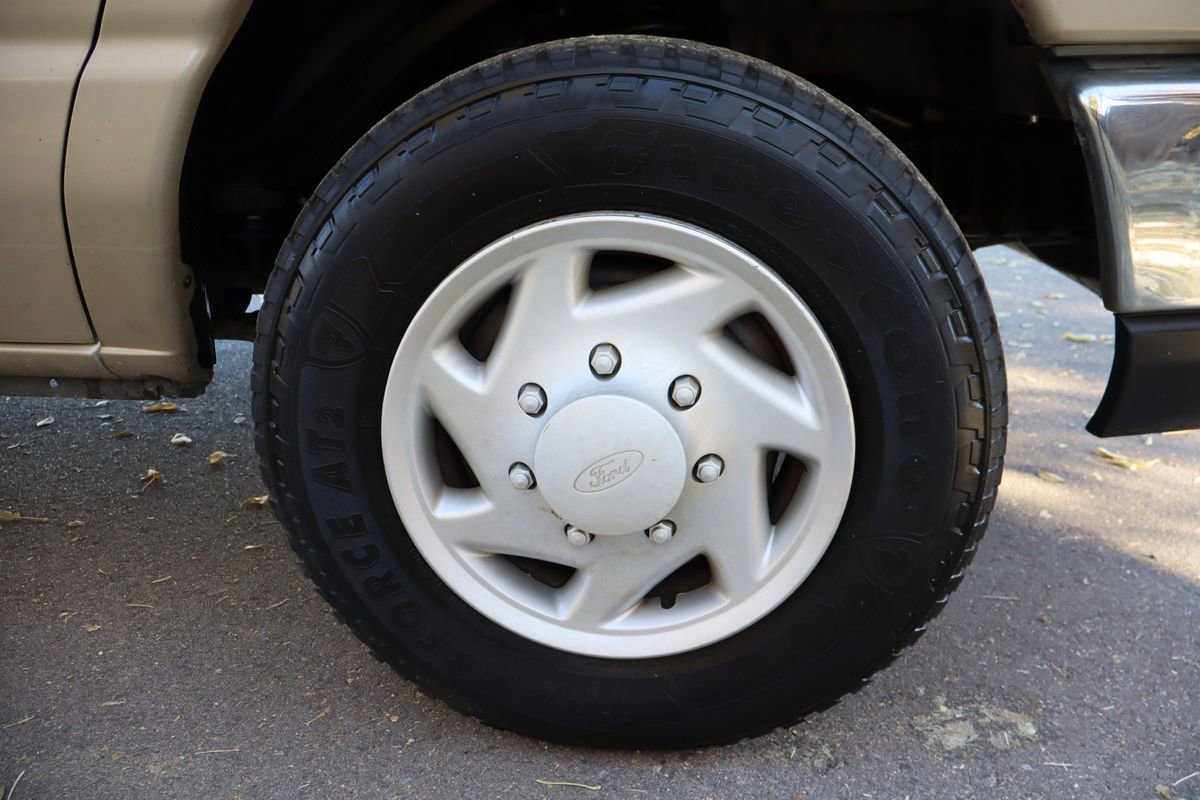 Used 2009 Ford E-350 and Econoline 350 Super Duty Wagon image 44