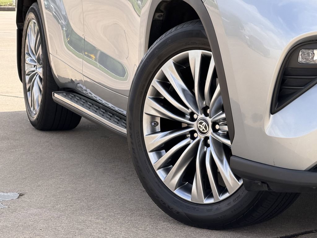 Used 2024 Toyota Highlander Platinum FWD image 12