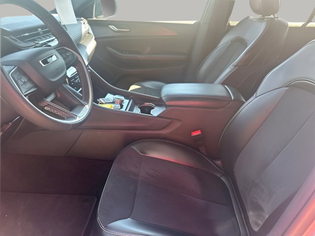Used 2025 Jeep Grand Cherokee Altitude AWD/4WD image 14