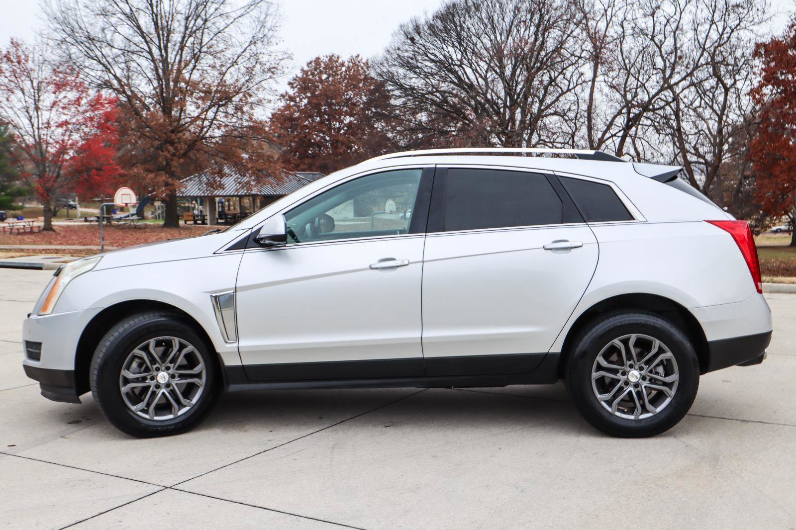 Used 2015 Cadillac SRX Luxury image 4