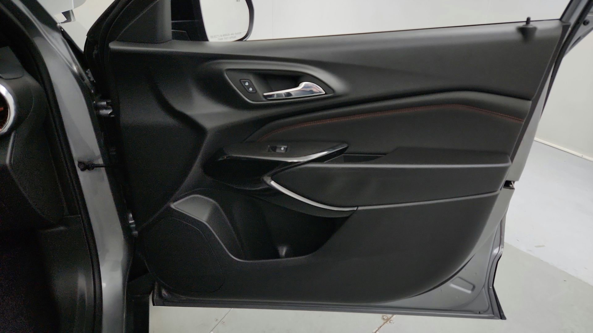 Certified 2025 Chevrolet Trax RS w/ Driver Confidence Package image 23