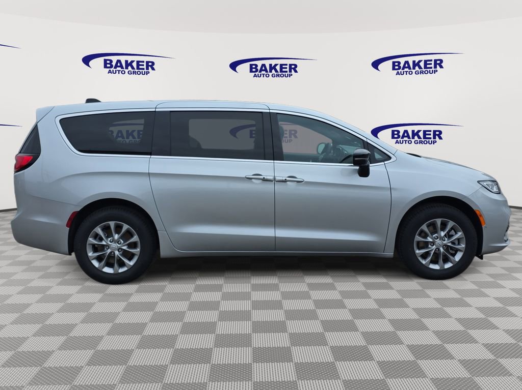 New 2026 Chrysler Pacifica Select image 2