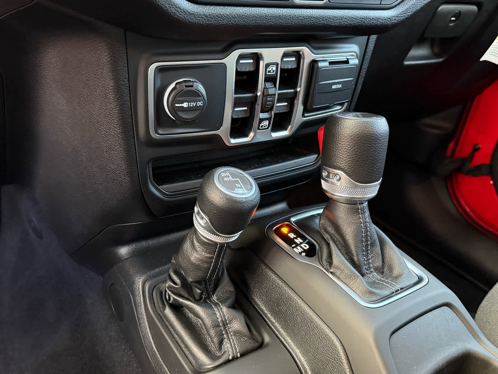 Used 2025 Jeep Gladiator Sport image 21