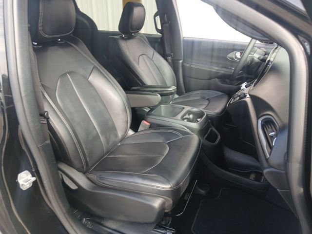 Used 2025 Chrysler Pacifica Select image 28