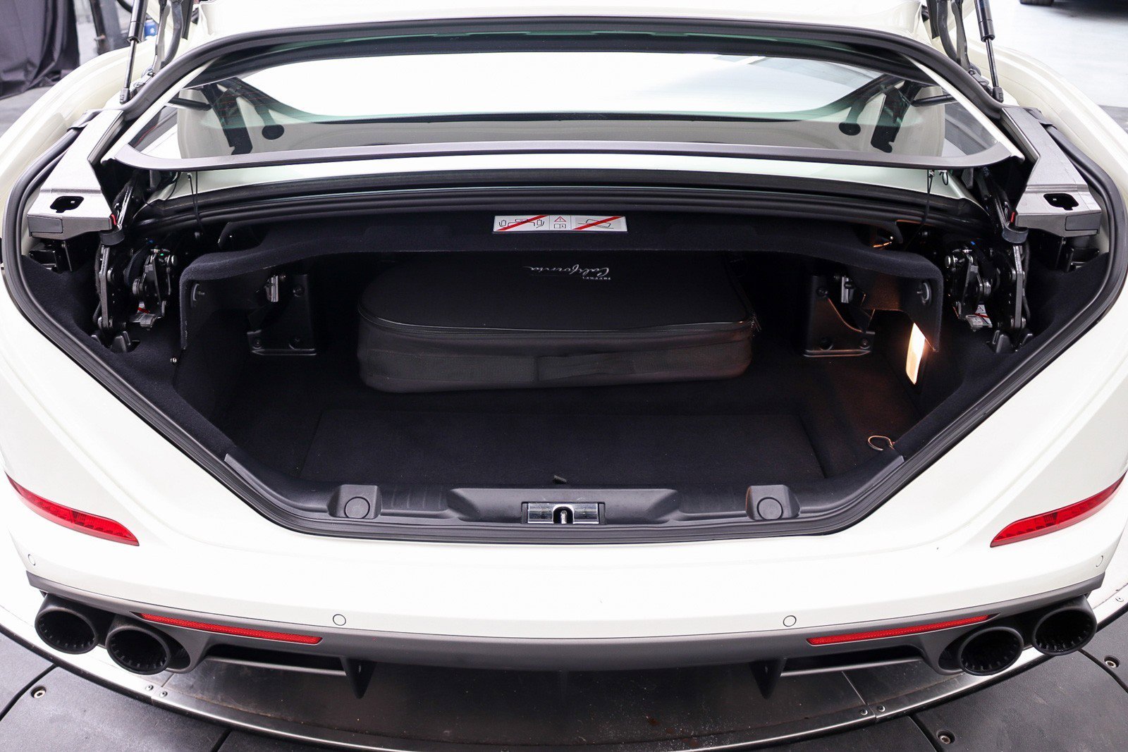 Used 2017 Ferrari California T RWD image 44