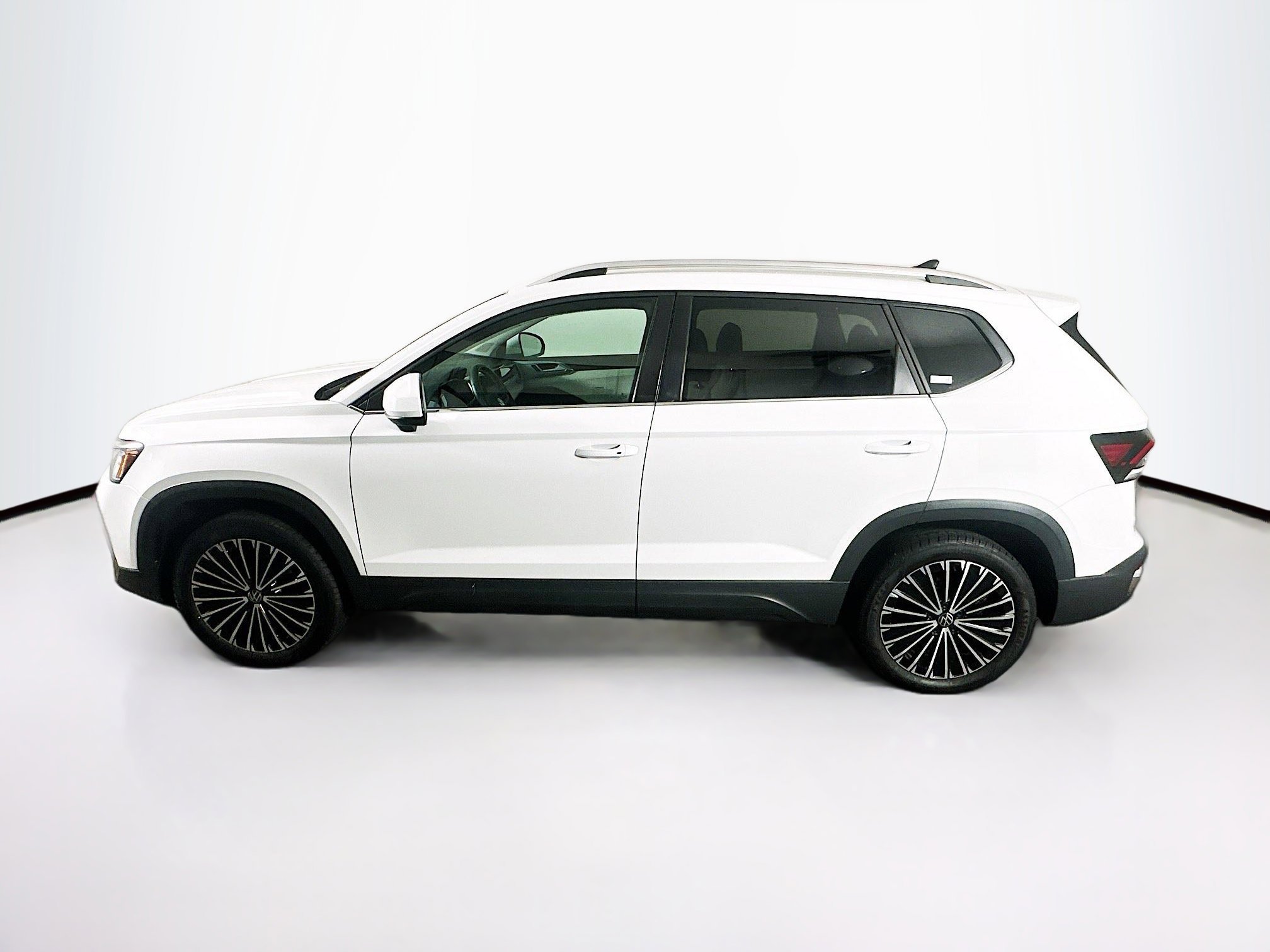 Used 2025 Volkswagen Taos SE FWD image 4