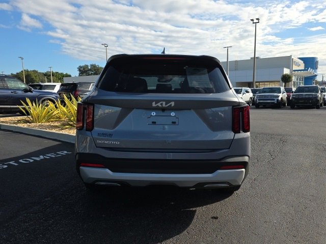 Used 2025 Kia Sorento LX image 19