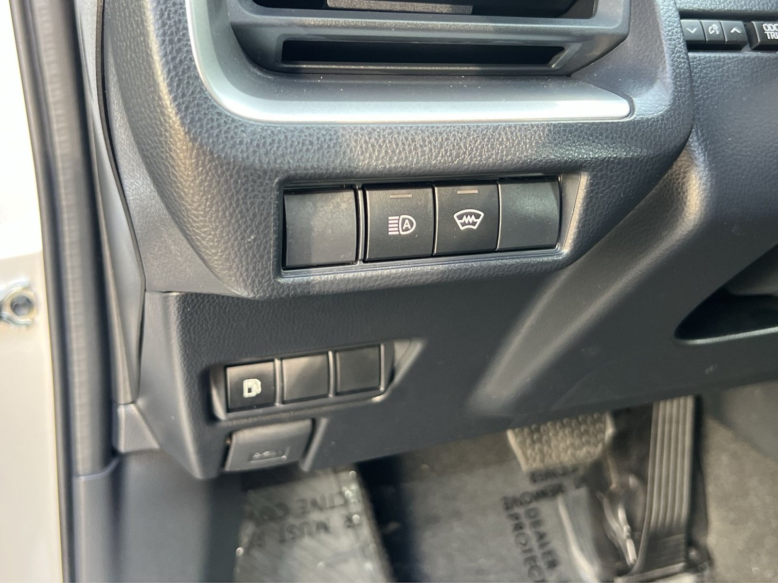 Used 2025 Toyota Prius LE FWD image 30