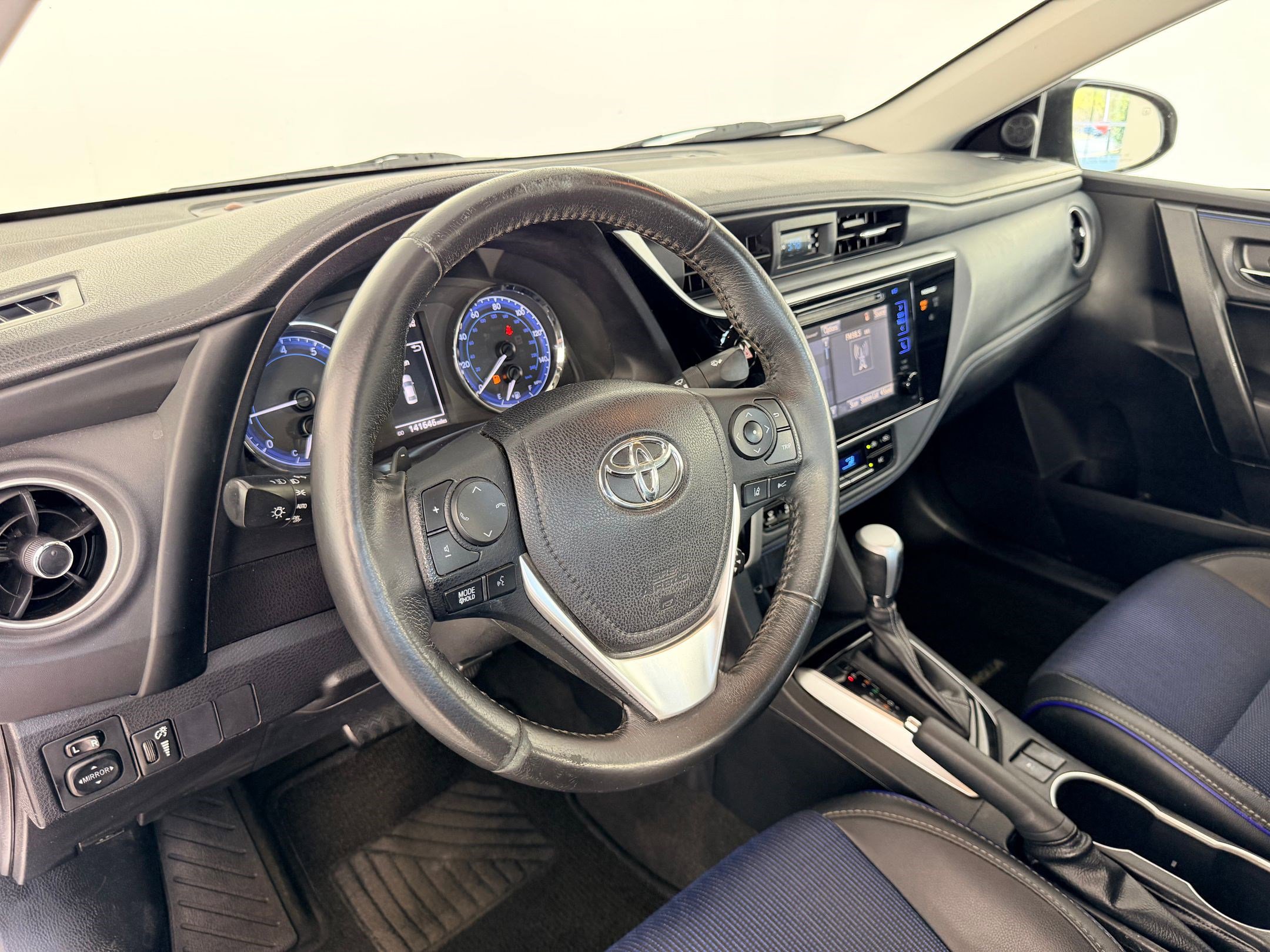 Used 2017 Toyota Corolla SE w/ SE Premium Package image 4