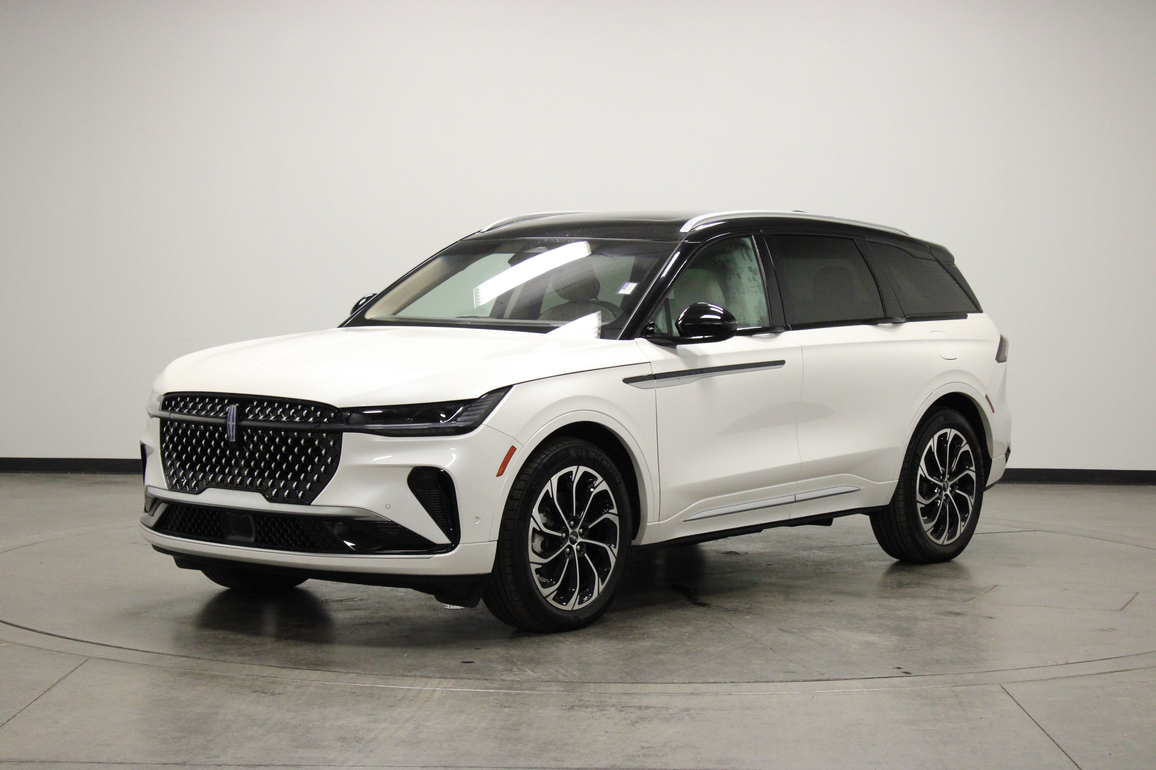 Used 2024 Lincoln Nautilus Reserve w/ Equipment Group 202A image 5