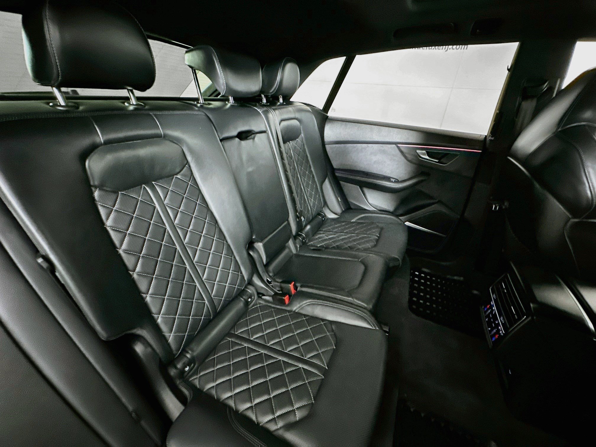 Used 2025 Audi SQ8 Prestige AWD/4WD image 27