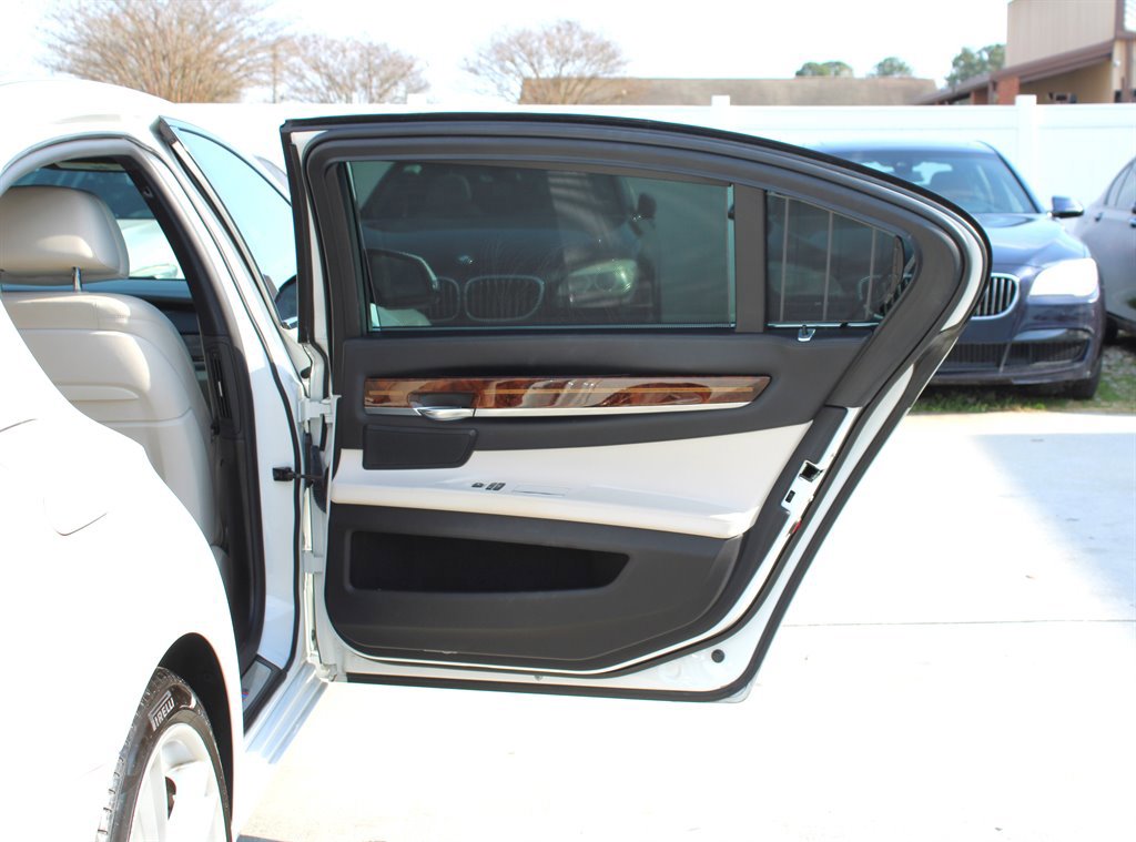 Used 2014 BMW 750Li RWD image 32