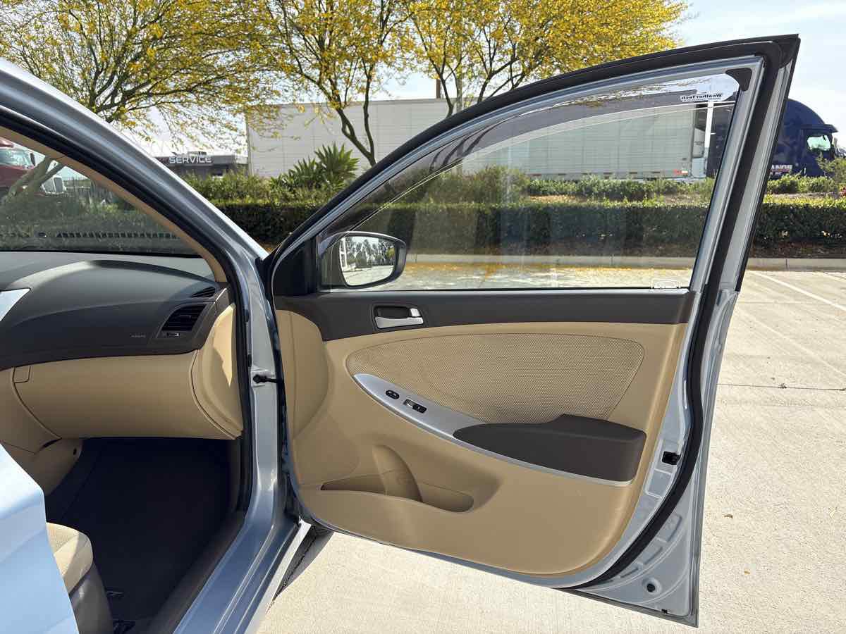 Used 2013 Hyundai Accent GLS FWD image 15