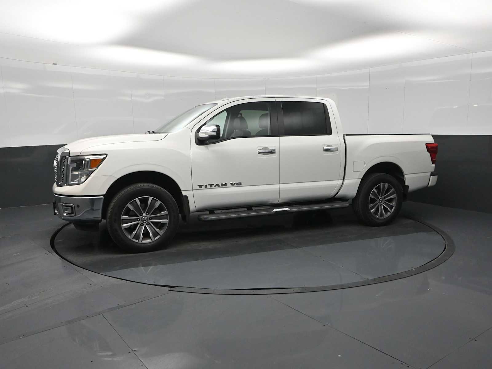 Used 2019 Nissan Titan SL image 4