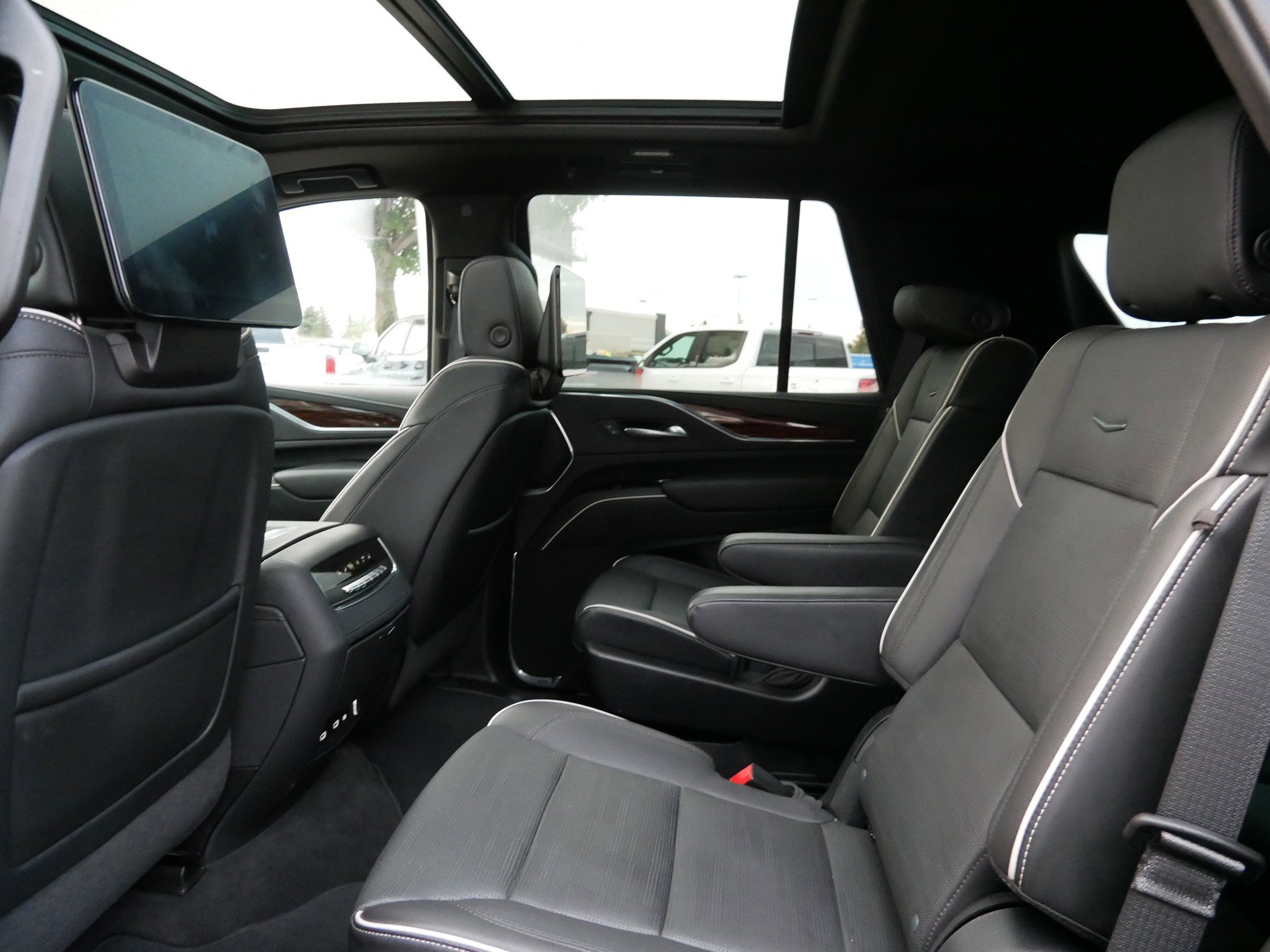 Used 2023 Cadillac Escalade Premium Luxury w/ Performance Package image 10