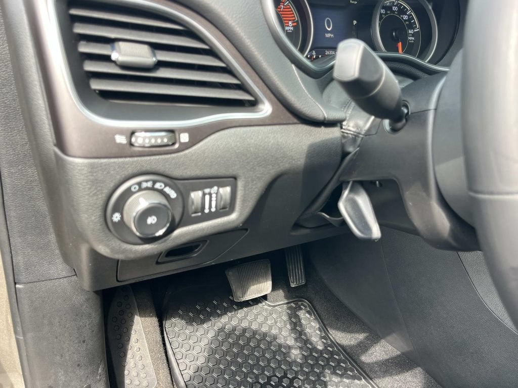 Used 2021 Jeep Cherokee Trailhawk AWD/4WD image 34