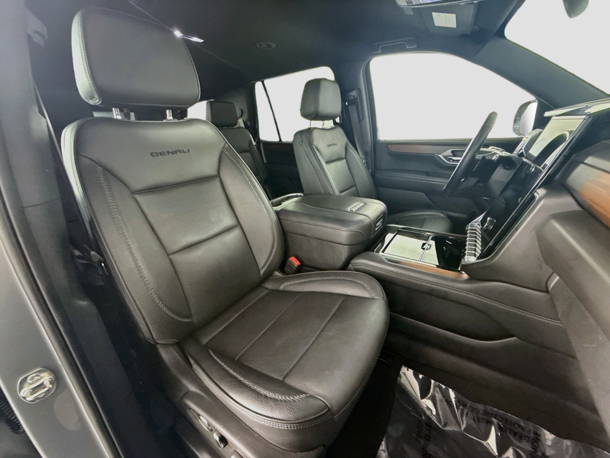 Used 2025 GMC Yukon Denali RWD image 29